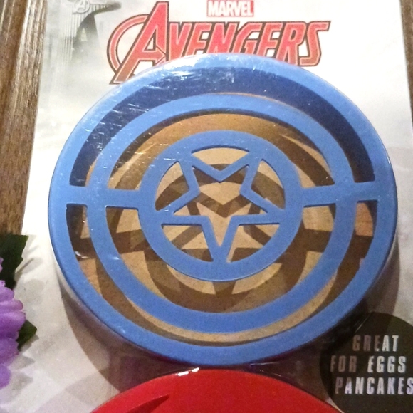 Marvel Avengers 2 Silicone Breakfast Molds - Picture 3 of 10
